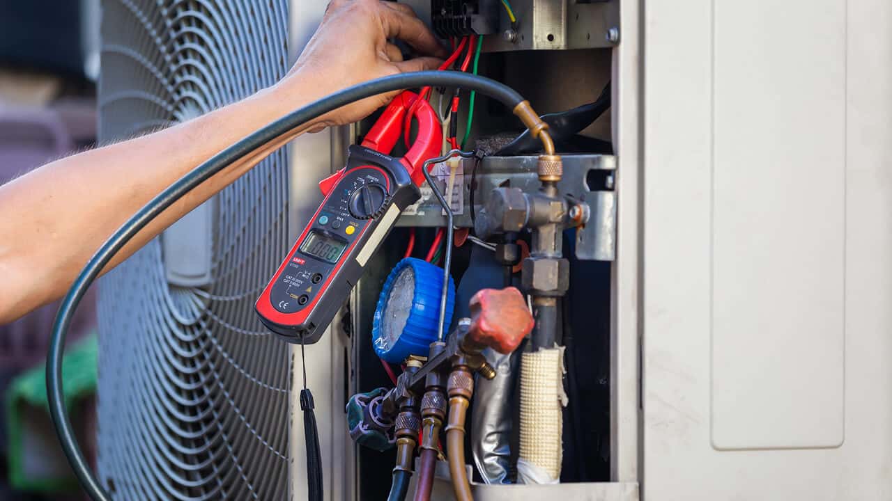 Mantenimiento de aire acondicionado en una unidad residencial